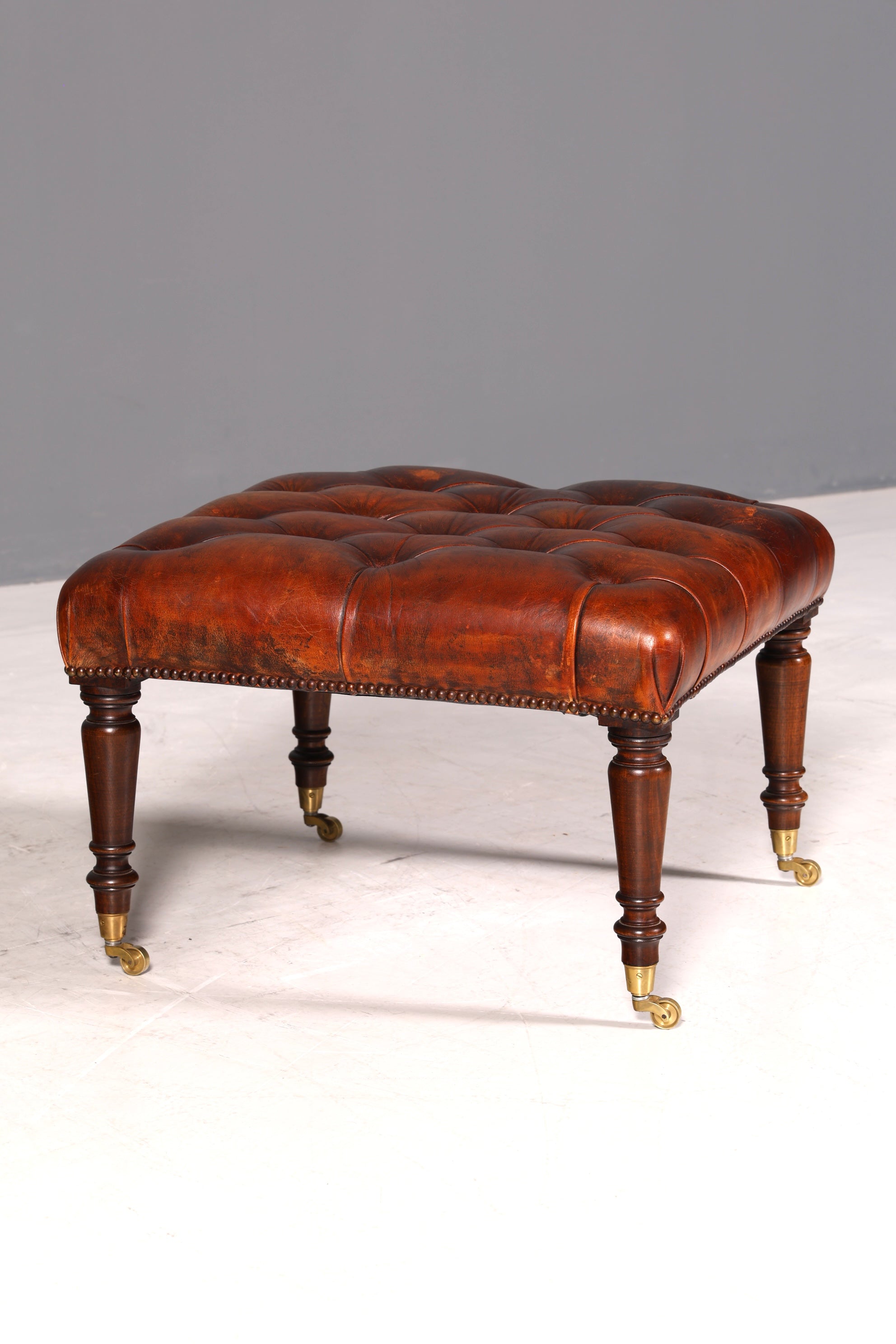 Original Chesterfield Hocker echt Leder Englischer Fusshocker UK Englisch Fussablage