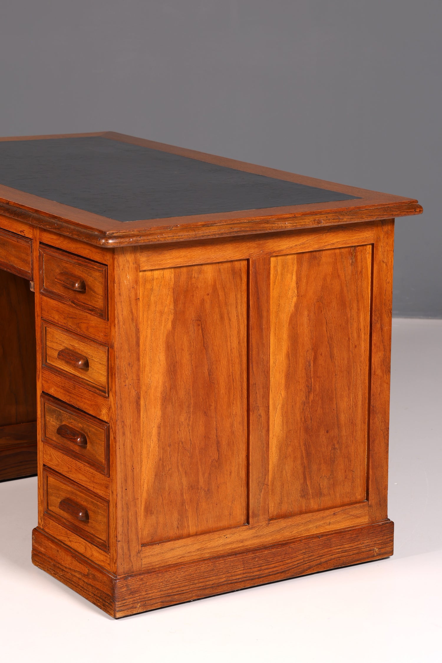 Beautiful Bauhaus-style Art Deco desk, office table, antique vintage oak
