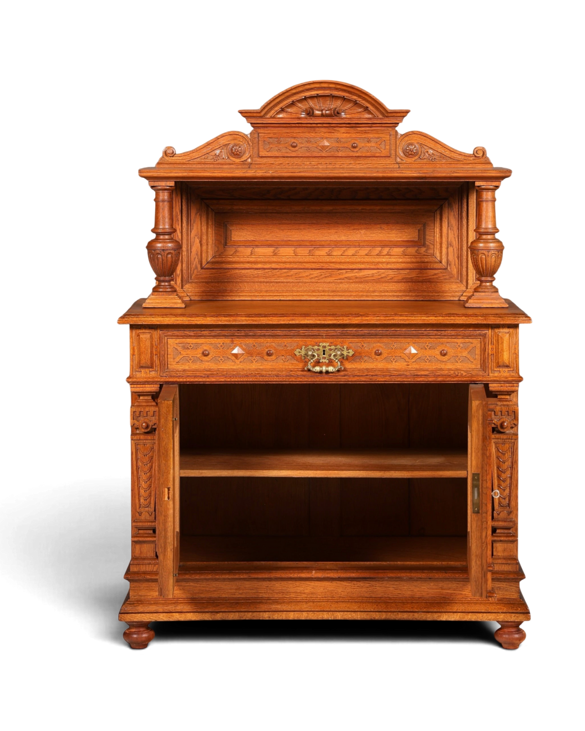 Hauptstadt Möblerei antikes Gründerzeit Buffet aus massiver Eiche mit geschnitzten Verzierungen und dekorativem Aufsatz