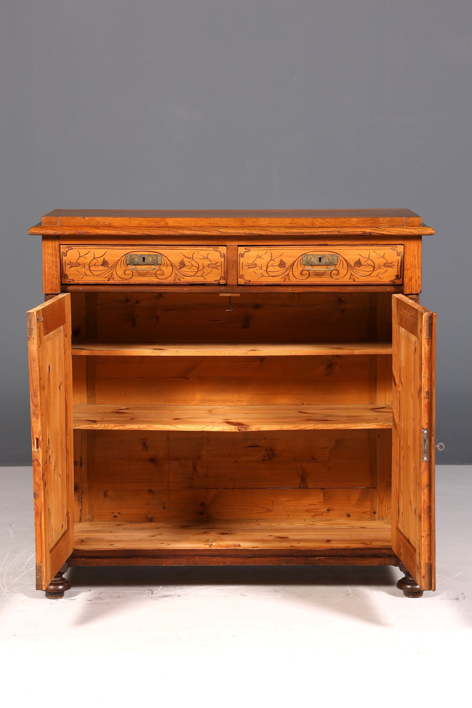Beautiful Gründerzeit (late 19th-century) cabinet, Louis Philippe walnut chest of drawers, circa 1880