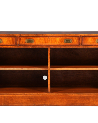 Hauptstadt Möblerei englisches Military Chest Sideboard aus massivem Holz mit Messingbeschlägen und offener Ablage
