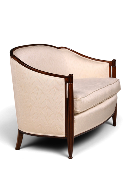 Hauptstadt Möblerei Art Deco Sofa mit hellem Stoffbezug, geschnitztem Holzrahmen und kannelierten Stützen