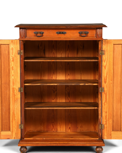 Hauptstadt Möblerei Jugendstil Vertiko Schrank aus massivem Echtholz mit offenen Türen und verstellbaren Regalböden
