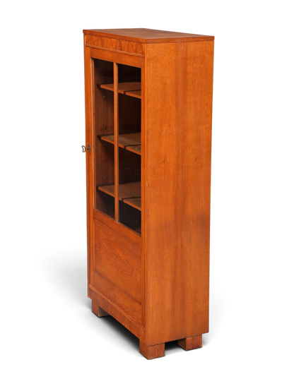 Hauptstadt Möblerei Jugendstil Vitrine aus massiver Eiche mit verglaster Tür und höhenverstellbaren Regalböden