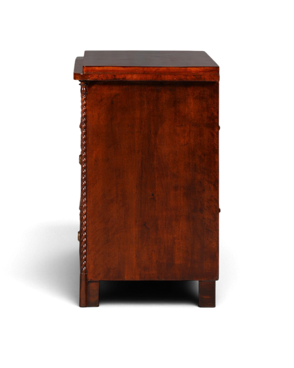 Hauptstadt Möblerei H805 Kommode aus dunklem Holz in Seitenansicht mit klassischem Design