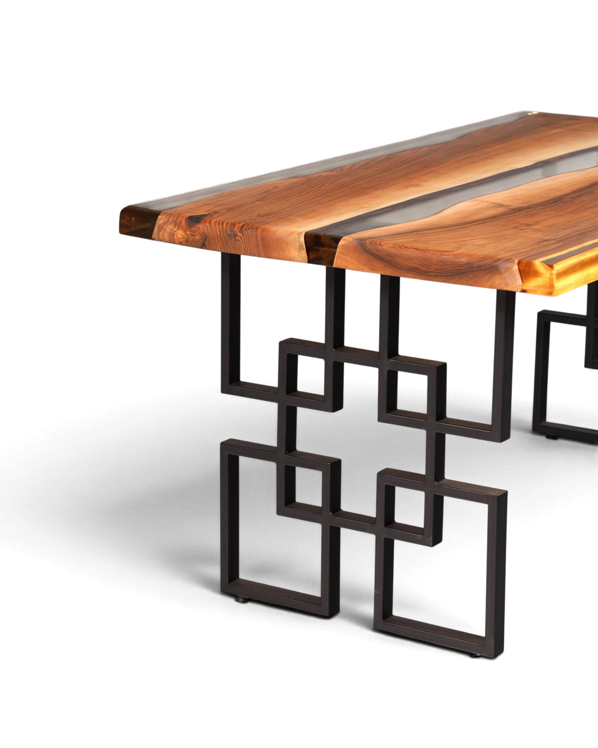Hauptstadt Möblerei Esstisch aus massivem Nussbaumholz mit klarem Epoxidharz River Table Design und schwarzem Metallgestell