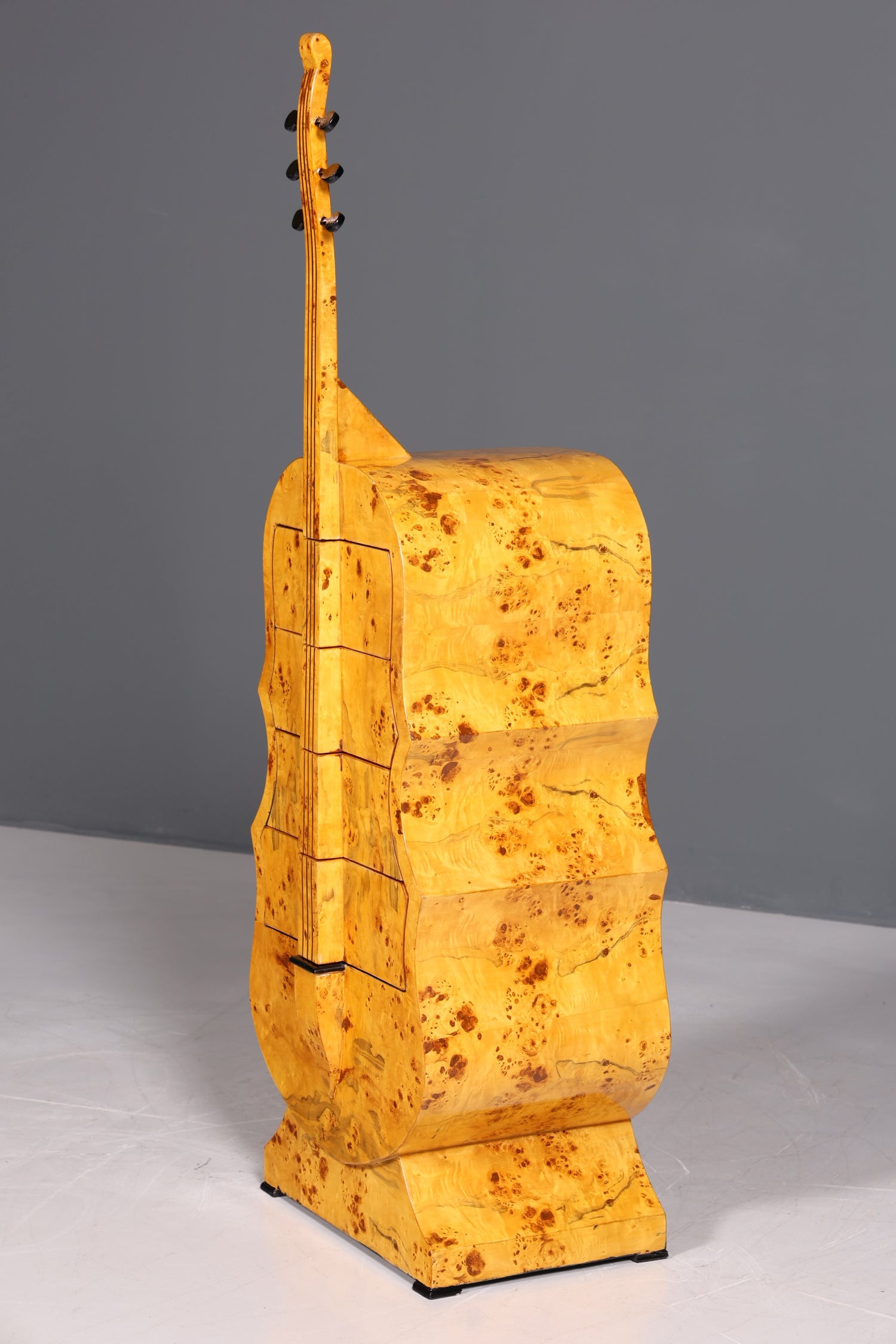 Traumhafte Art Deco Stil Kommode in Kontrabass Form Birke Vertiko Schubladenkommode Gitarren Kommode