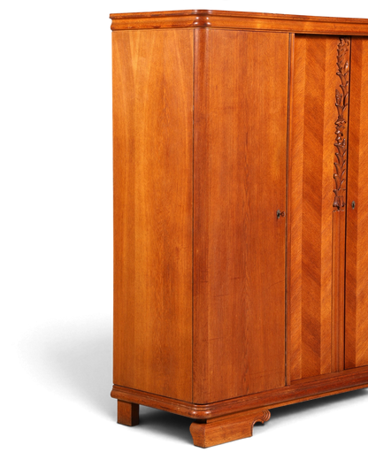 Hauptstadt Möblerei Kleiderschrank aus Holz mit H910 Finish und kunstvollen Schnitzereien an den Türen