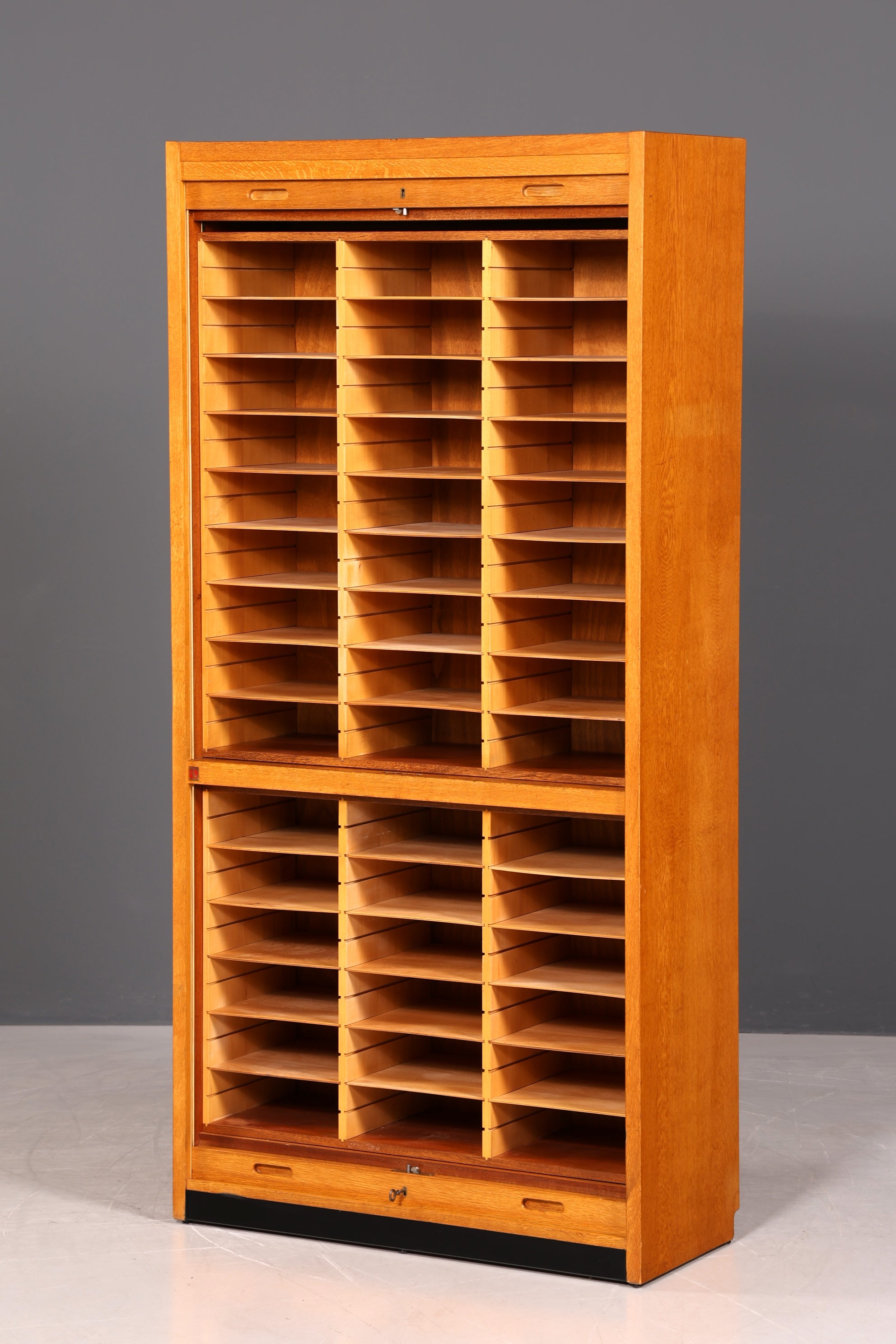 Stilvoller Mid Century Rollladenschrank Bauhaus Apothekerschrank Art Deco Büro Aktenschrank