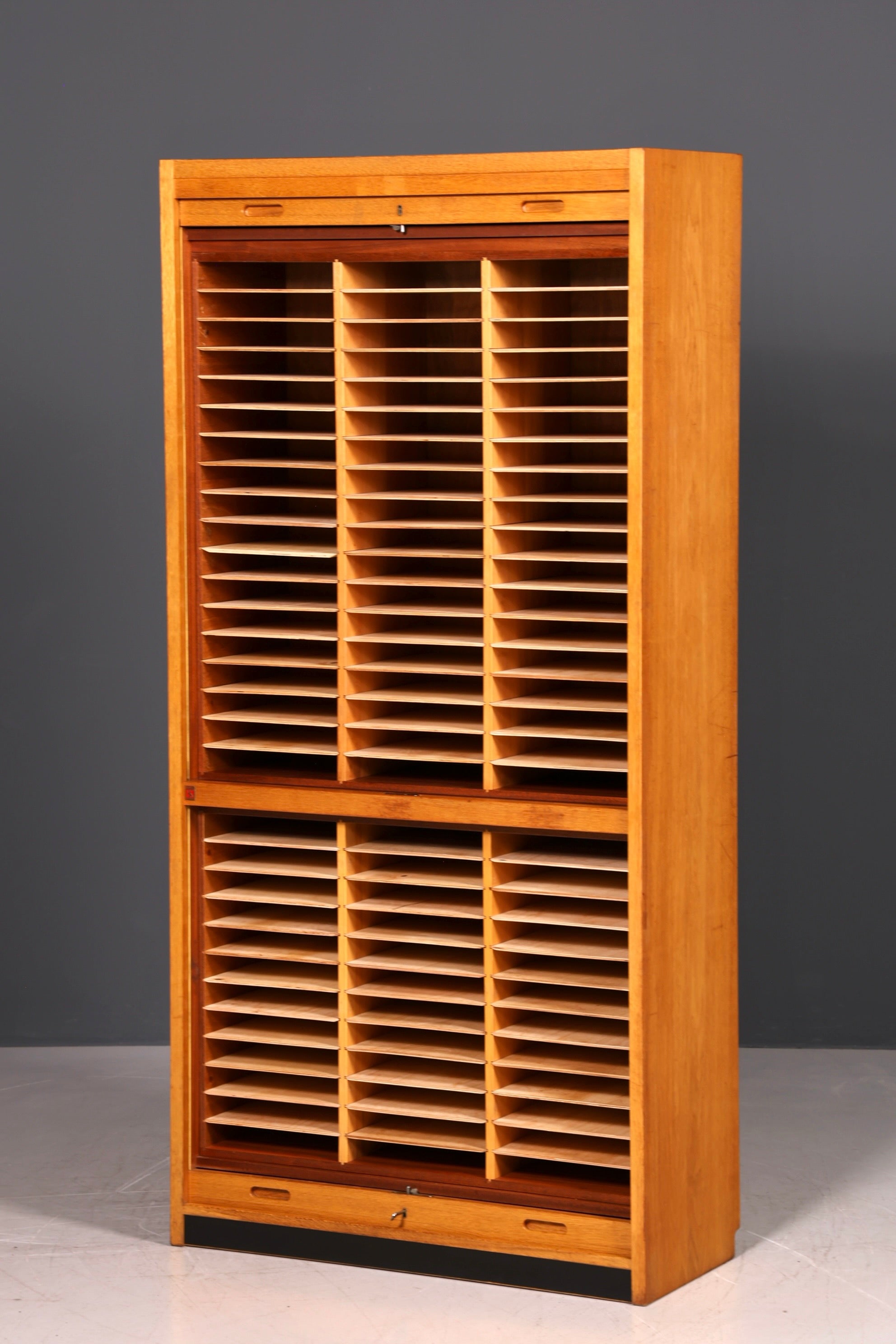 Schlichter Mid Century Rollladenschrank Bauhaus Vintage Apothekerschrank Art Deco Büro Aktenschrank