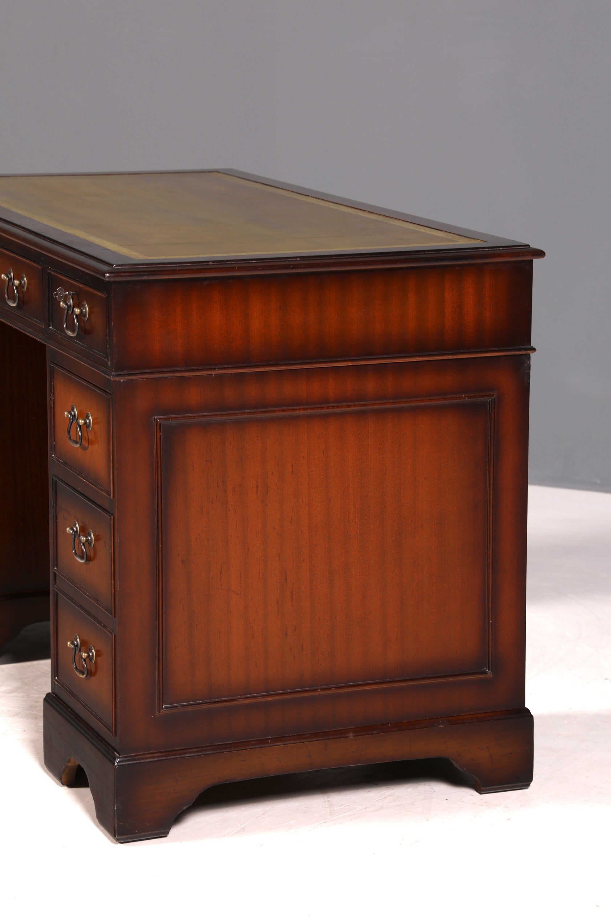 G361 Finish Wunderschöner Englischer Schreibtisch echt Lederauflage Bürotisch Antik Stil Office Desk (Kopie)