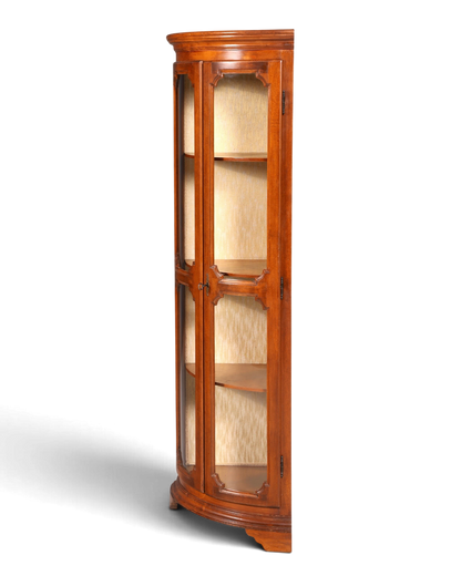 Hauptstadt Möblerei Selva Eckvitrine aus Holz im klassischen italienischen Antik-Stil mit geschwungener Glastür