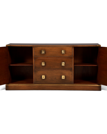 Hauptstadt Möblerei H895 Sideboard aus dunklem Holz mit drei Schubladen und Messingbeschlägen bei geöffneten Türen
