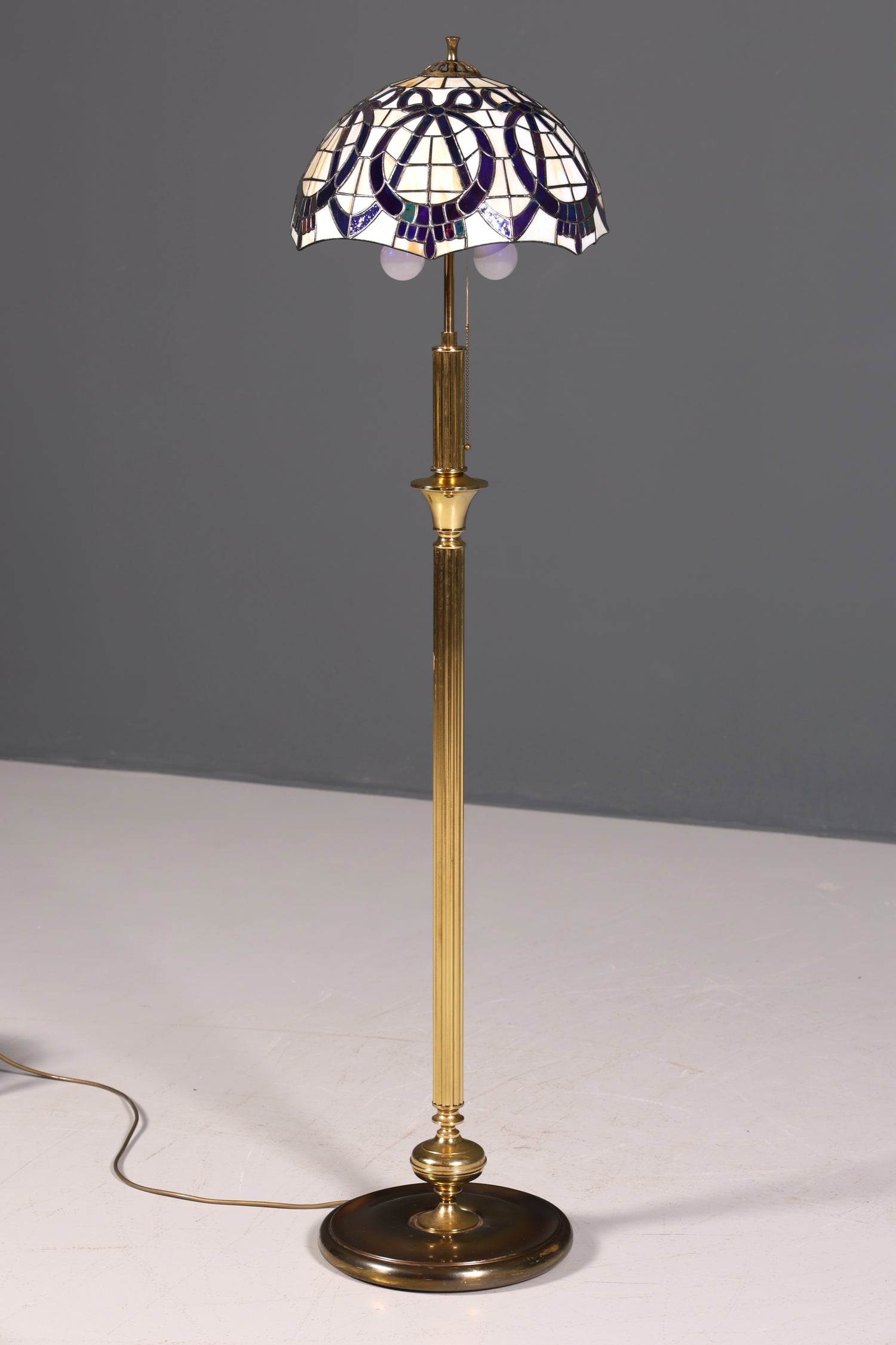 Traumhafte Antike Tiffany Lampe Glaslampenschirm Messingfuß Stehlampe Leselampe