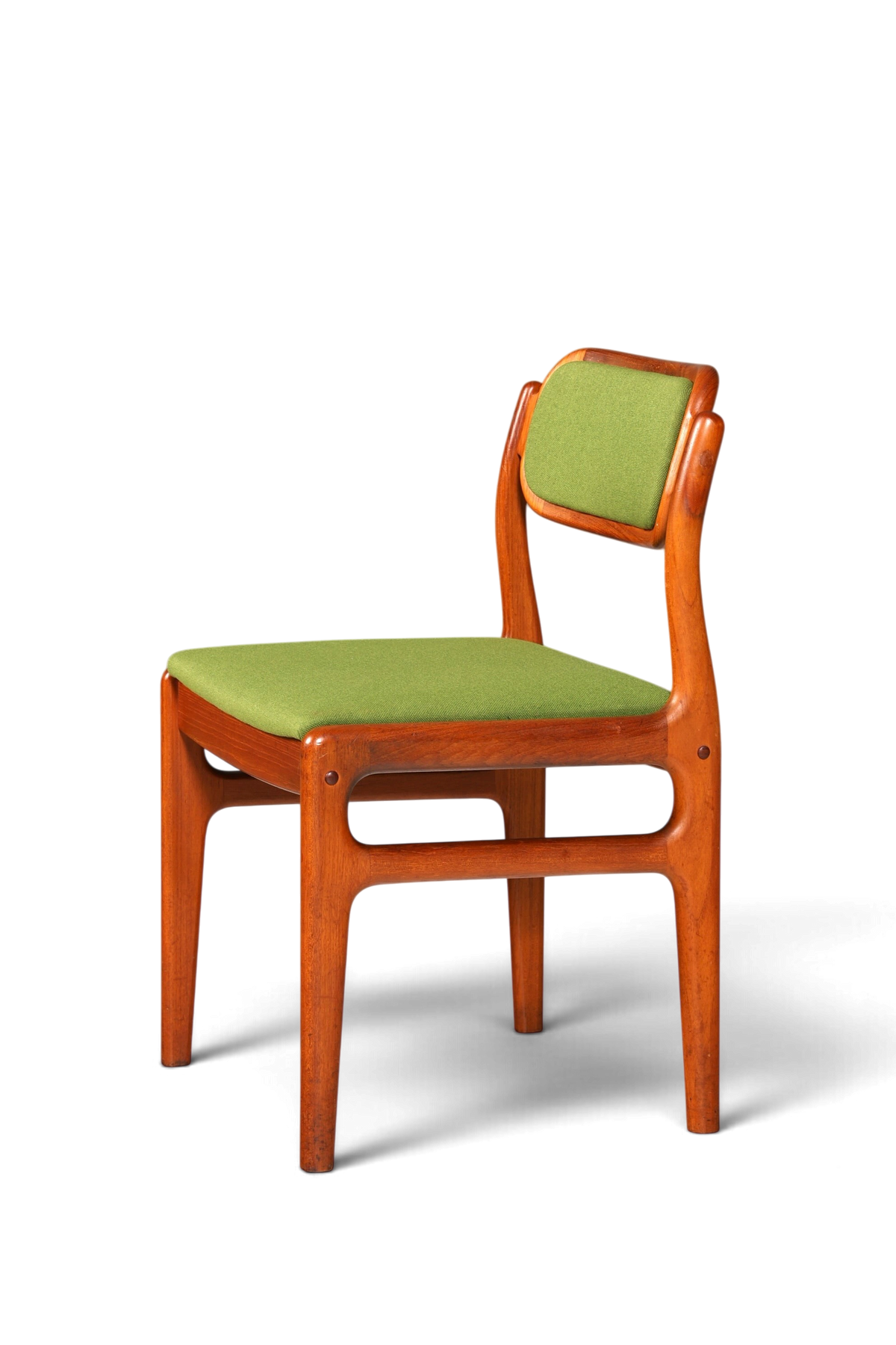 Hauptstadt Möblerei Johannes Andersen Mid Century Stuhl aus Teakholz mit grünem Stoffbezug im Danish Design
