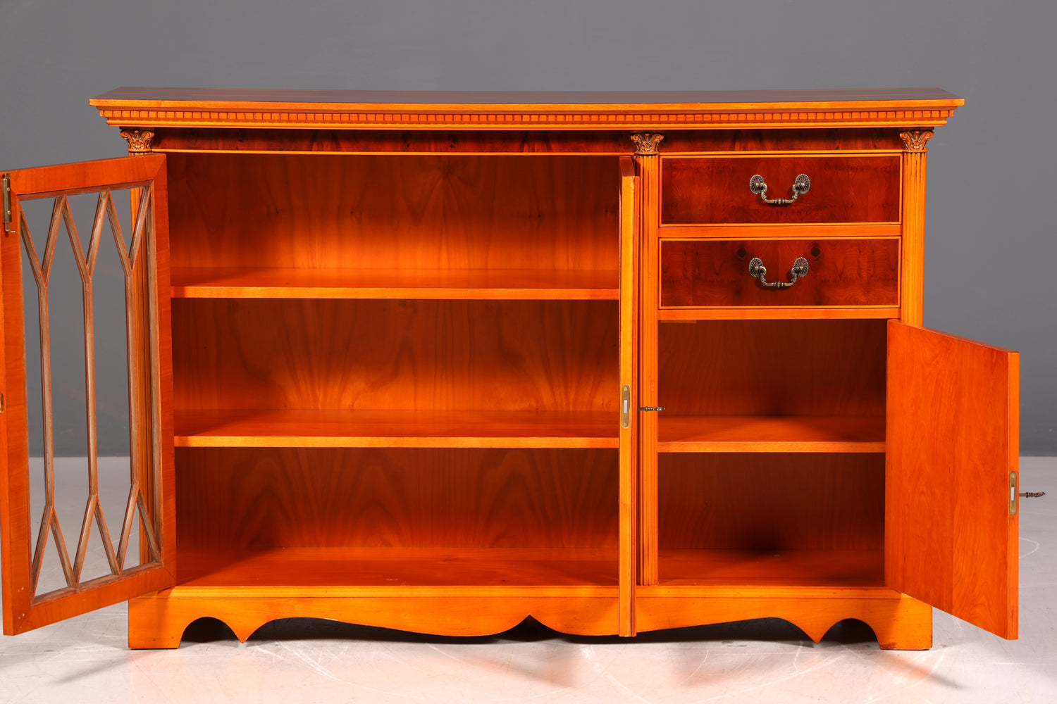 G802 Finish Wunderschöne Englische Vitrine Bücherschrank Buffet Antik Stil Englisch Eibe Glasvitrine Bibliothek (Kopie)