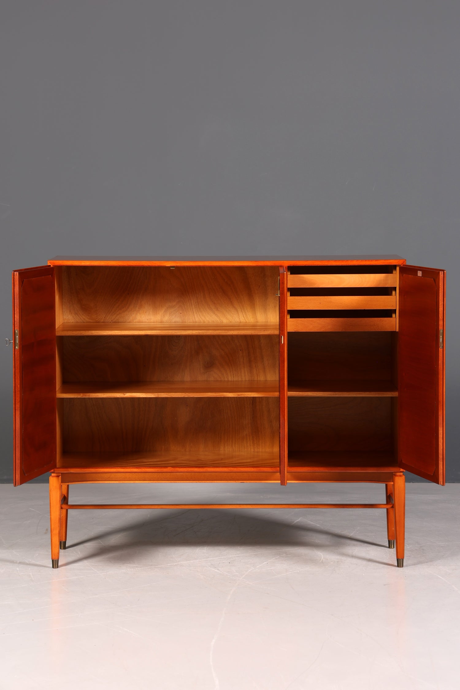 Wunderschöner Schrank im Gustavianischen Stil 60er Jahre Wäscheschrank Vertiko Mid Century Aktenschrank Kommode