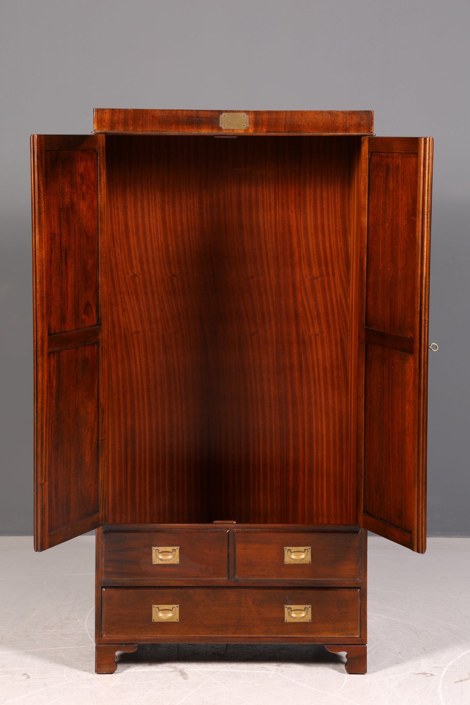 Beeindruckender Maritimer Kleiderschrank Wäscheschrank Englischer Schiffs Dielenschrank Military Kolonial Antik Vintage
