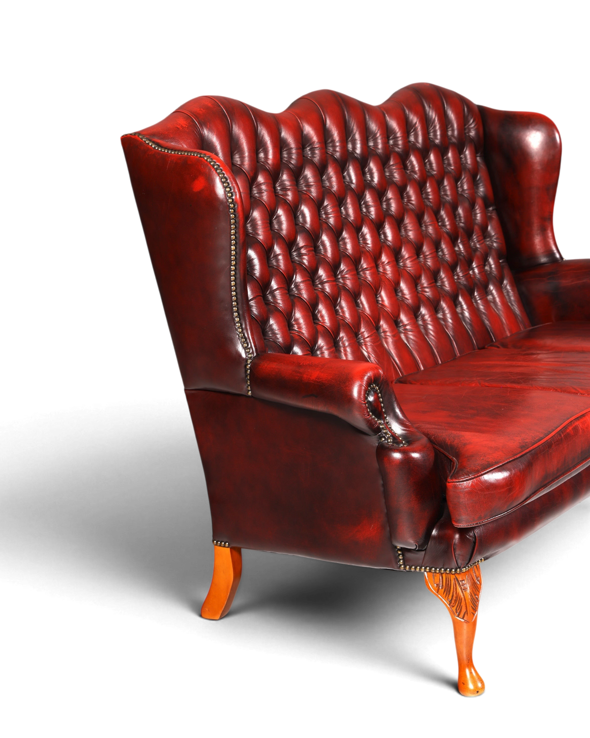 Hauptstadt Möblerei Chesterfield 3er Sofa aus rotem Echtleder mit Knopfheftung und verzierten Holzfüßen