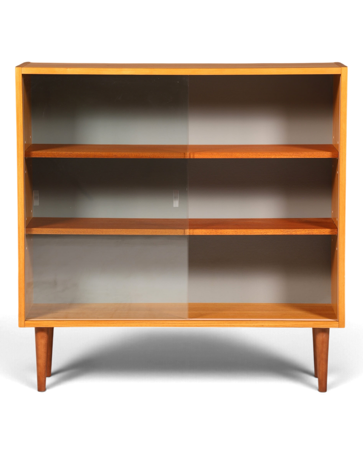 Hauptstadt Möblerei H953 Vitrinenschrank aus Holz mit Schiebetüren aus Glas und konischen Beinen im Retro-Stil