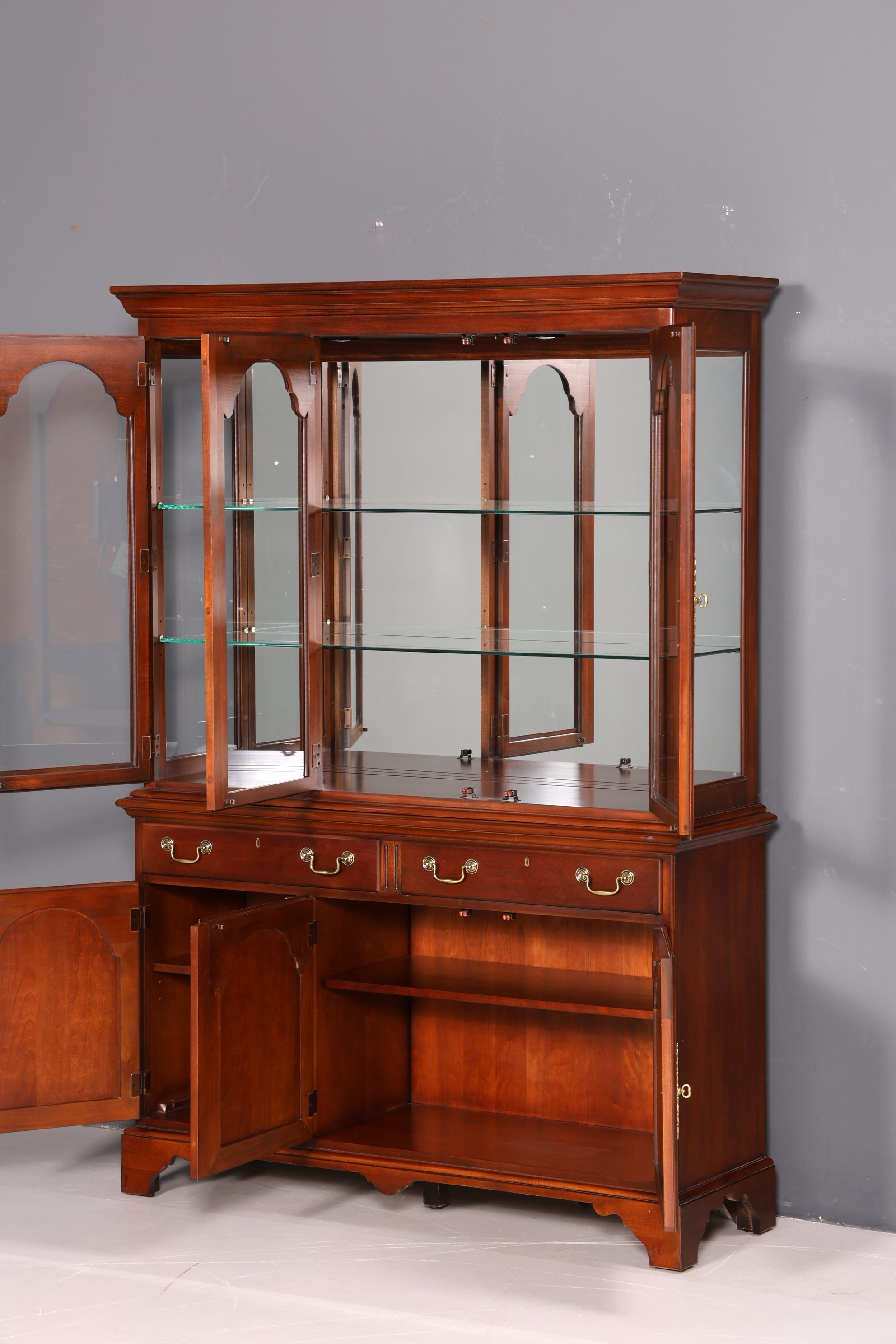 Noble Original Drexel Heritage Curio Cabinet Bookcase USA Cabinet Buffet Shelf Glass Display Cabinet
