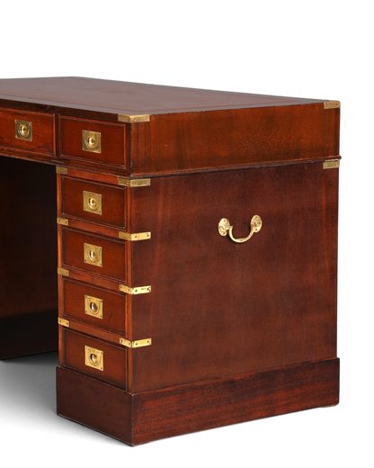 Hauptstadt Möblerei maritimer Military Chest Schreibtisch aus dunklem Holz mit Messingbeschlägen und Lederauflage