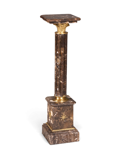 Hauptstadt Möblerei Louis XV tarzı el yapımı kahverengi mermer sütun, altın rengi metal detaylı dekoratif kaide.