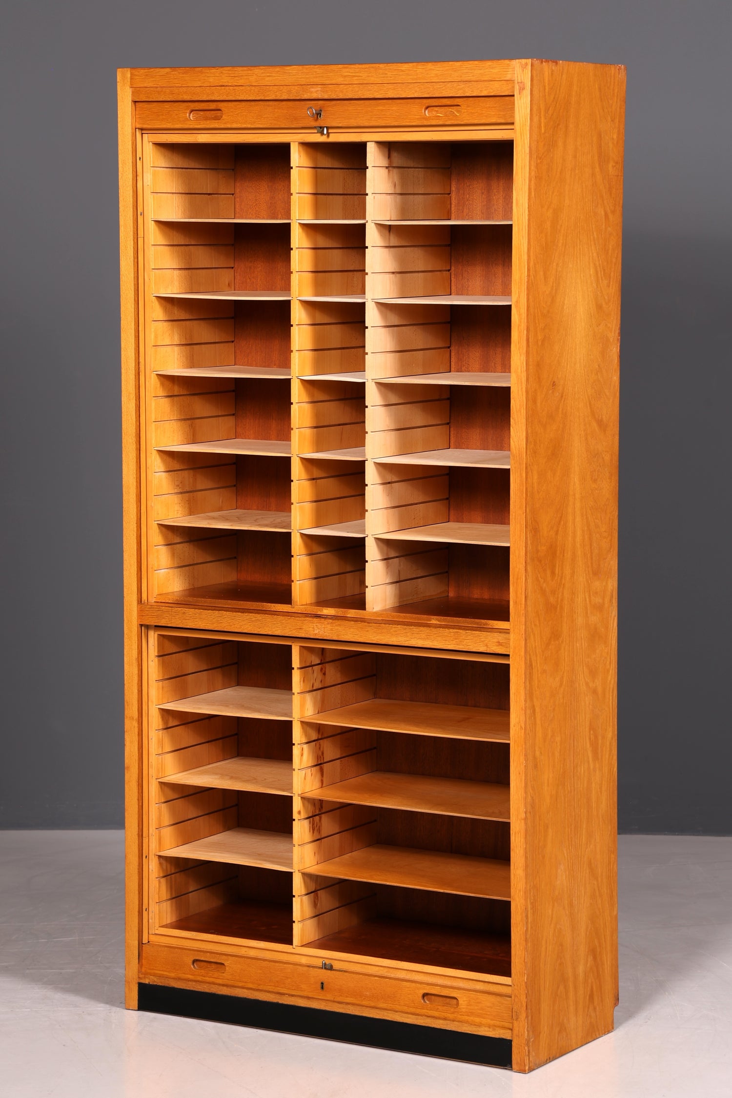 Schlichter Mid Century Rollladenschrank Bauhaus Apothekerschrank Art Deco Büro Aktenschrank