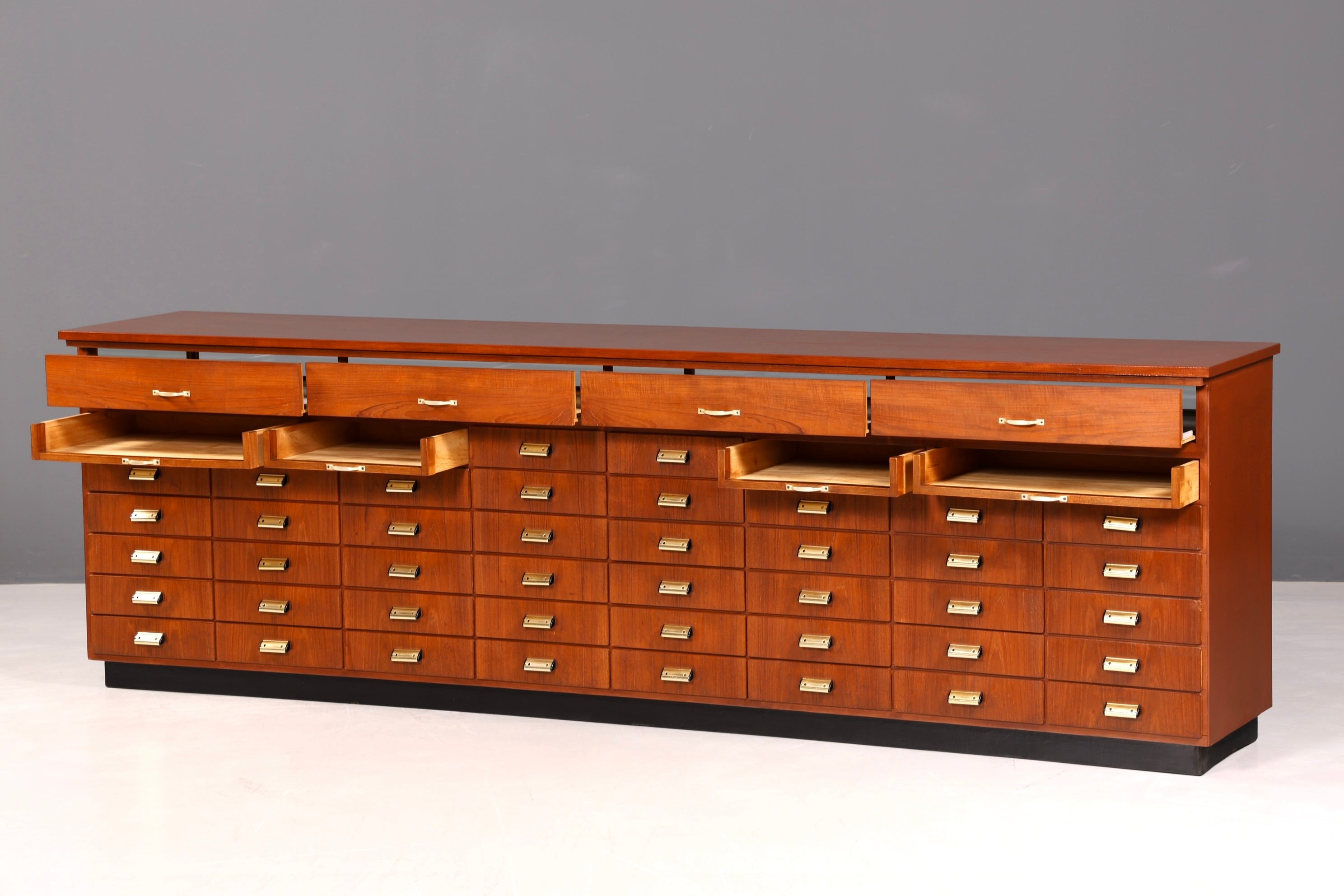 Beeindruckende XXL Mid Century Kommode Vintage Bauhaus Apotheker Schrank Retro Schubladenkommode