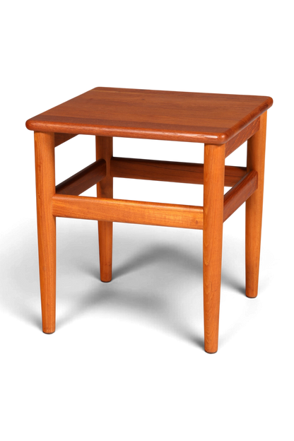 Hauptstadt Möblerei Mid-Century Beistelltisch aus massivem Teakholz im dänischen Design mit quadratischer Tischplatte