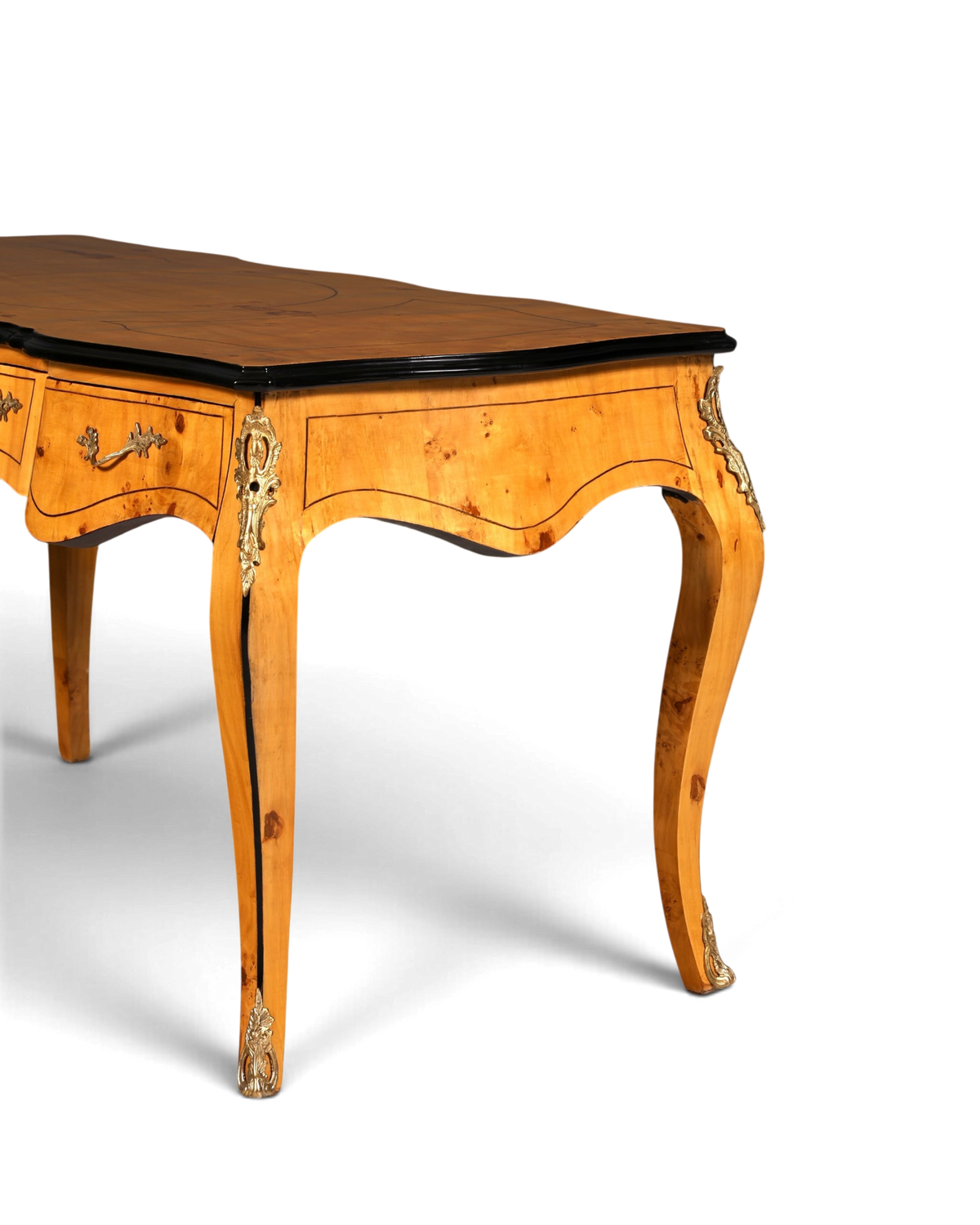 Hauptstadt Möblerei Louis XV tarzı masif ahşap çalışma masası, zarif kavisli ayaklar ve pirinç detaylar ile.