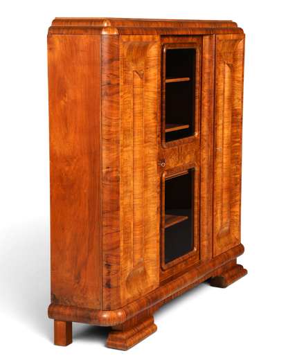 Hauptstadt Möblerei Art Deco Vitrine aus massivem Nussbaum mit geschwungenen Formen und verglasten Türen