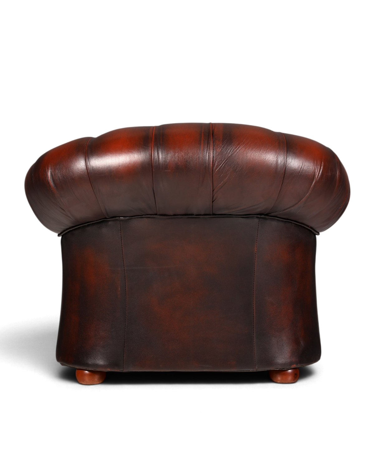 Hauptstadt Möblerei Chesterfield Centurion Sessel aus braunem Echtleder, Rückansicht mit klassischer Knopfheftung