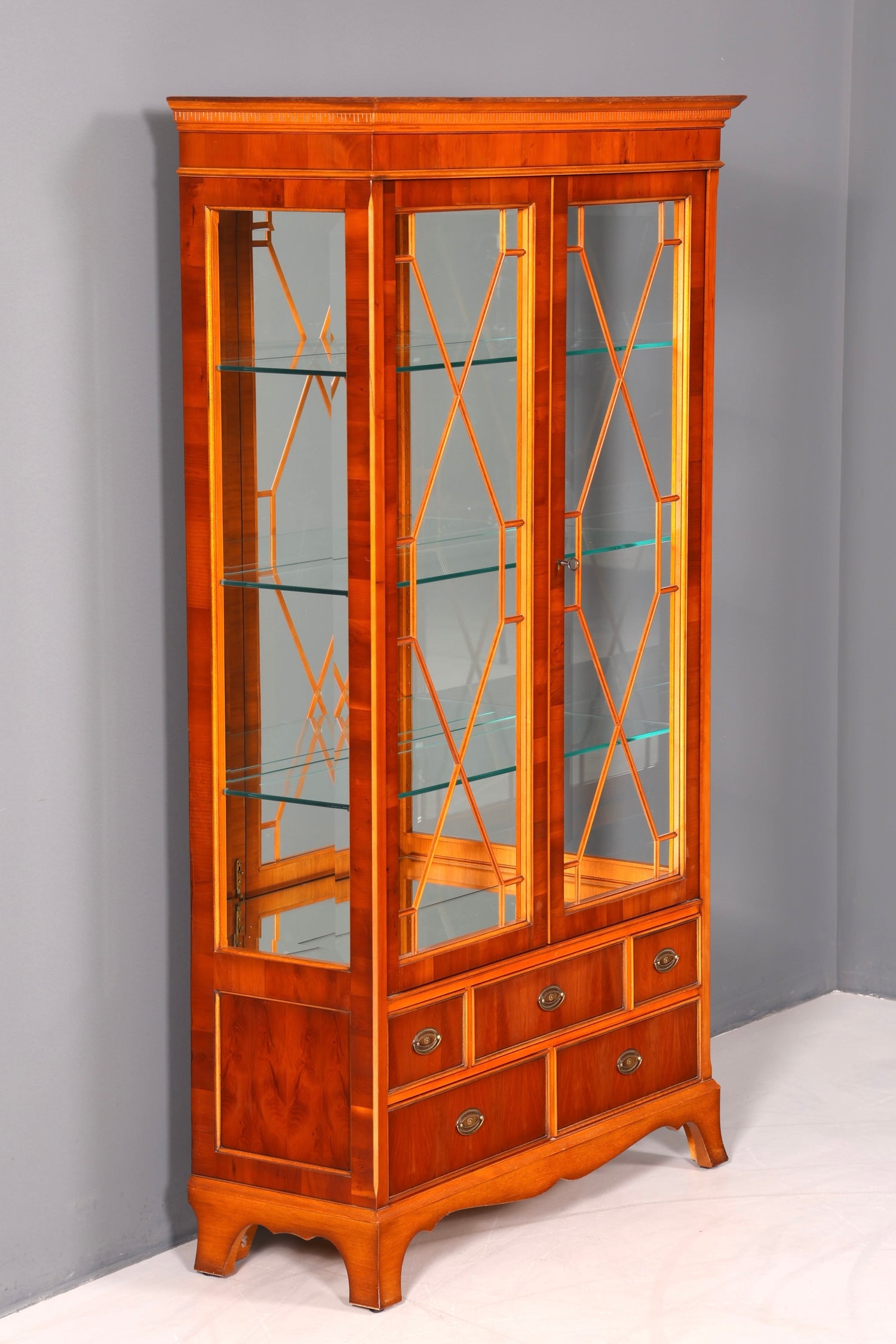 Wunderschöne Original Heldense Vitrine Englische Eibe Bücherschrank Antik Stil Glasvitrine