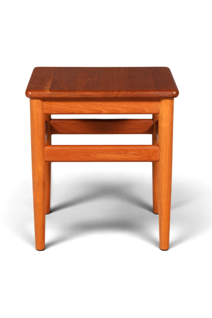 Hauptstadt Möblerei Mid-Century Beistelltisch aus Teakholz im dänischen Design mit quadratischer Platte