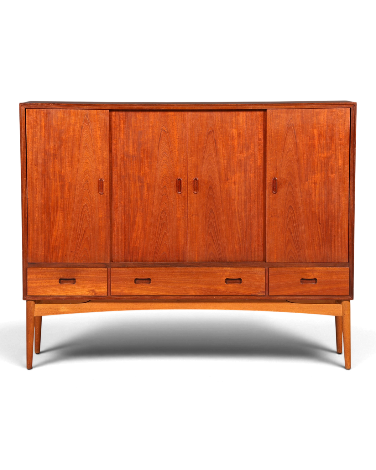 Hauptstadt Möblerei Mid Century Highboard aus Teakholz im Danish Design mit Schiebetüren und vier Schubladen