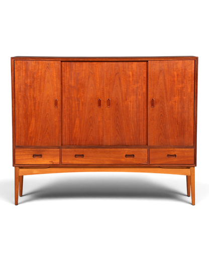 Hauptstadt Möblerei Mid Century Highboard aus Teakholz im Danish Design mit Schiebetüren und vier Schubladen
