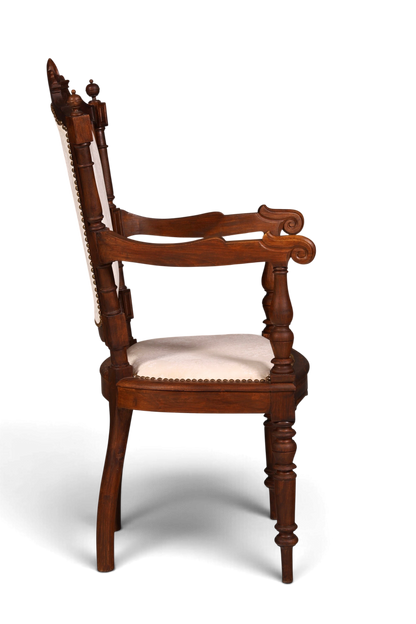 Hauptstadt Möblerei Neorenaissance Armlehnstuhl aus Holz mit heller Polsterung und Ziernägeln, Seitenansicht