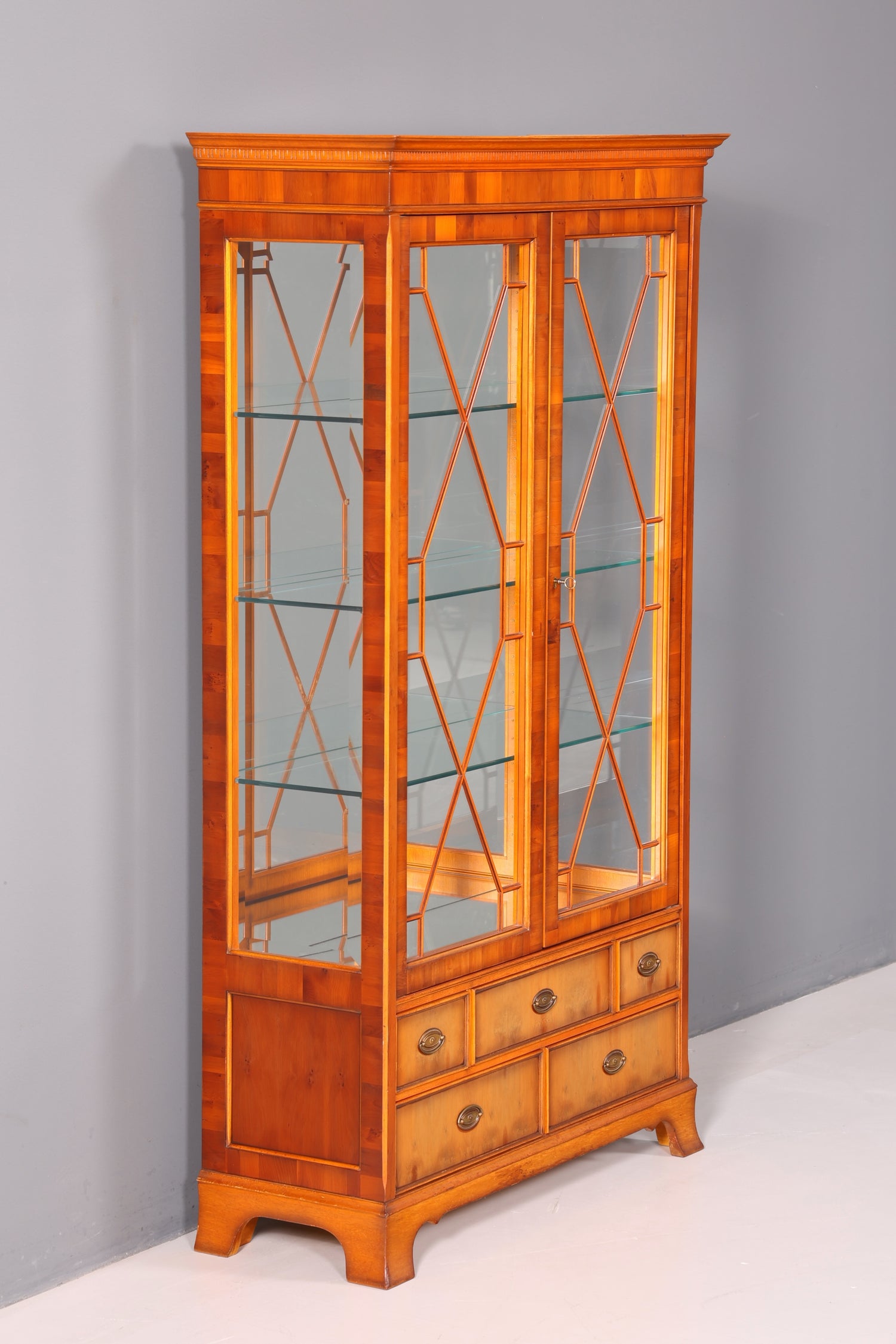 Wunderschöne Englische Vitrine der Marke Heldense Eibe Bücherschrank Glasvitrine mit Beleuchtung Antik Vintage
