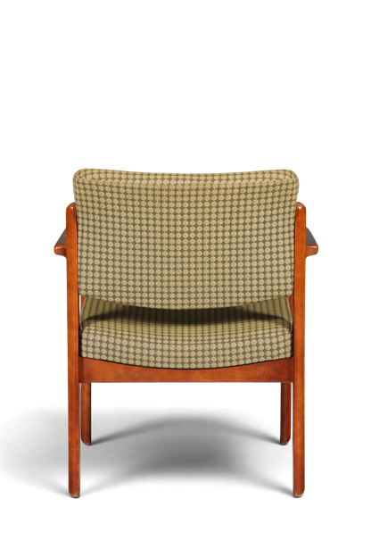 Hauptstadt Möblerei Mid Century Armlehnstuhl aus Holz mit gemustertem Stoffbezug in Rückansicht