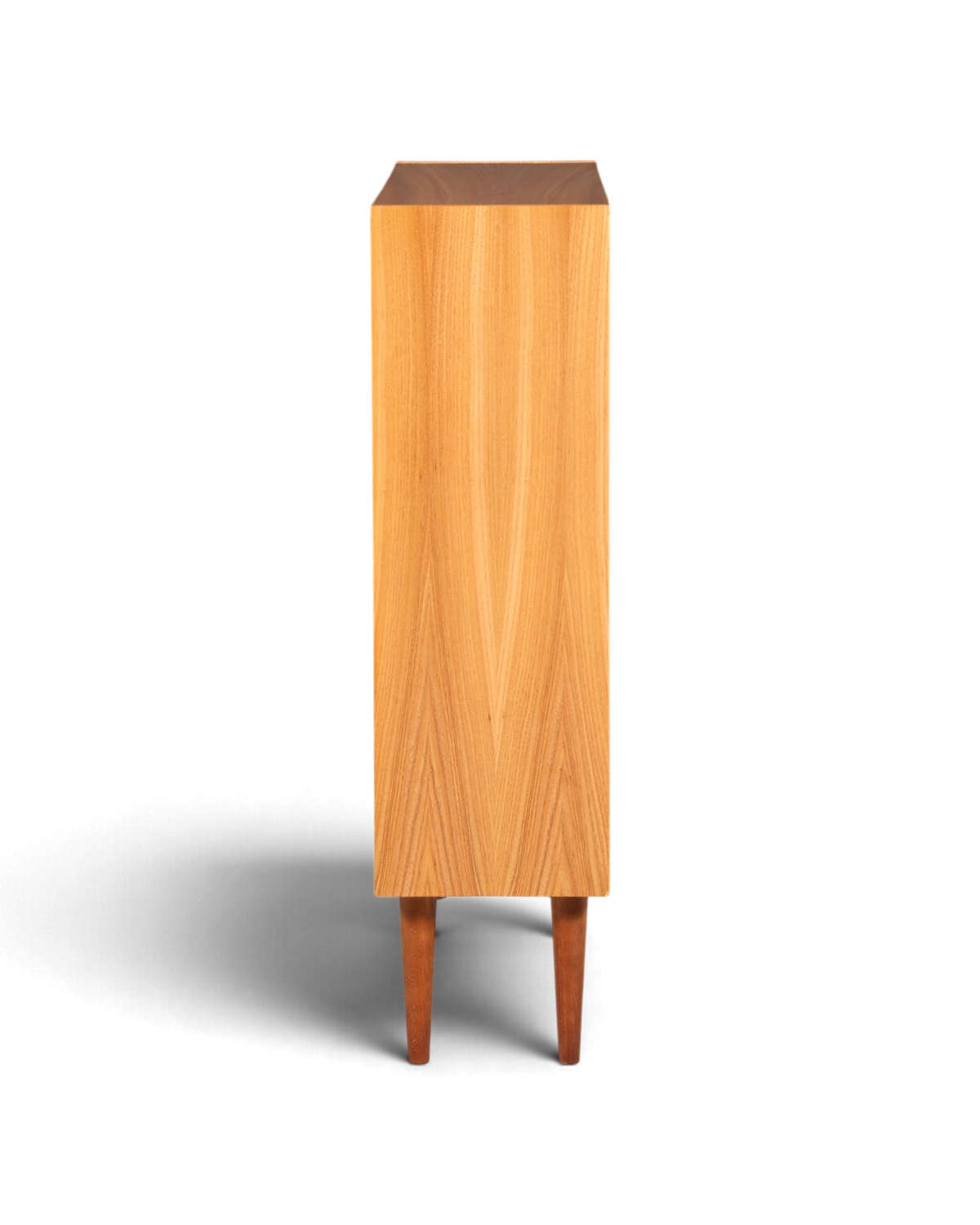 Hauptstadt Möblerei H953 Finish Kommode aus hellem Holz mit konischen Beinen in Seitenansicht
