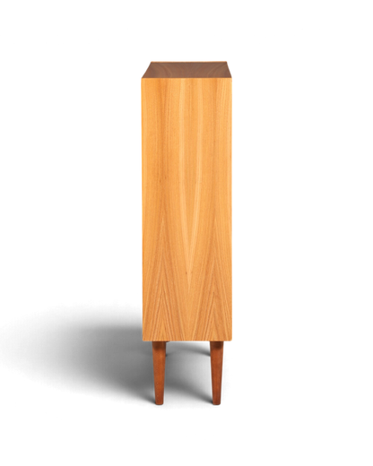 Hauptstadt Möblerei H953 Finish Kommode aus hellem Holz mit konischen Beinen in Seitenansicht