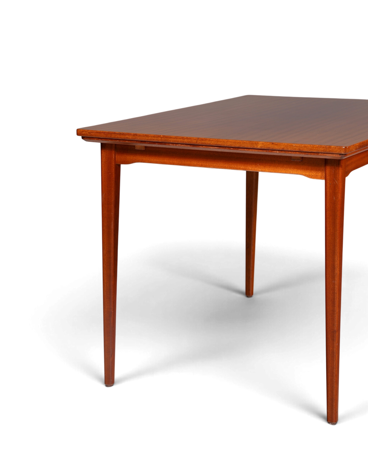 Hauptstadt Möblerei Mid Century Esstisch aus Holz im Danish Design mit konischen Beinen und warmer Maserung