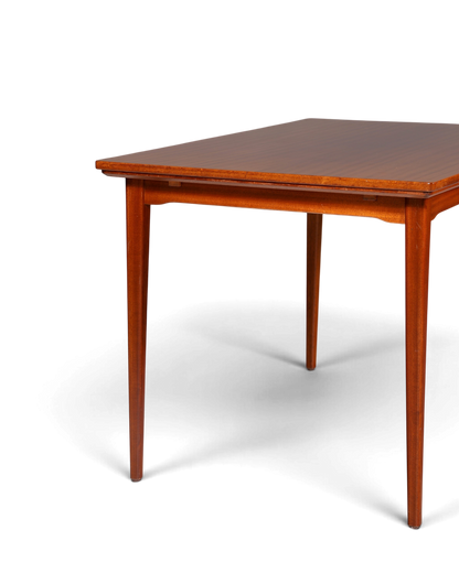Hauptstadt Möblerei Mid Century Esstisch aus Holz im Danish Design mit konischen Beinen und warmer Maserung