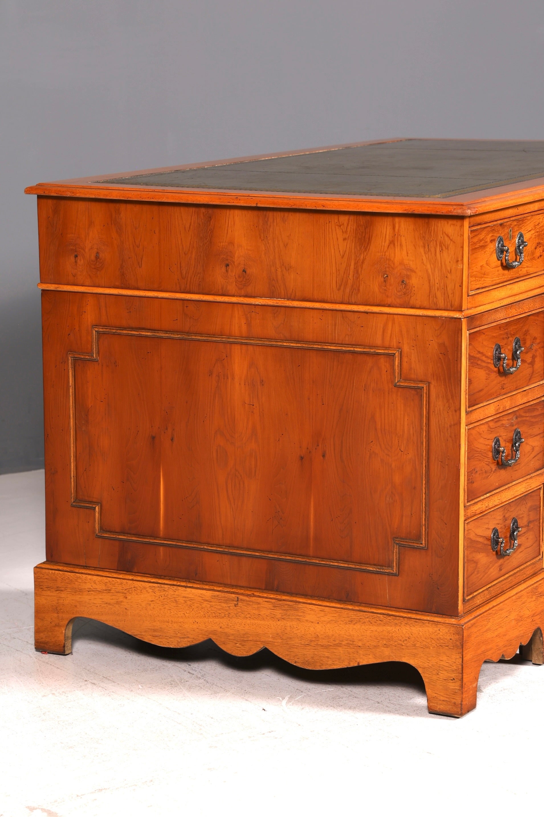 Wunderschöner Englischer Schreibtisch Eibe Echt Lederauflage Antik Stil Bürotisch Desk Office Schreibtisch Vintage