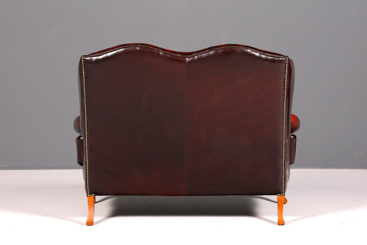 Wunderschönes Original Chesterfield Queen Anne Sofa 2-Sitzer Sofa Englische Leder Couch England Polstersofa