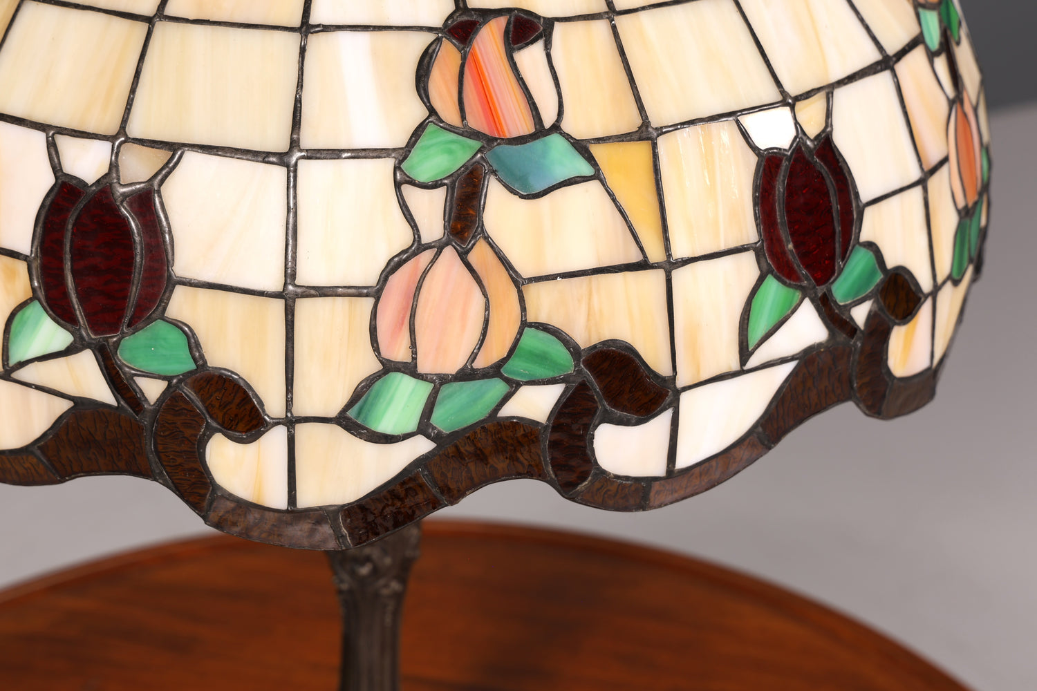 Traumhafte Antike Tiffany Tischlampe Glaslampenschirm Messingfuß Lampe Prunklampe