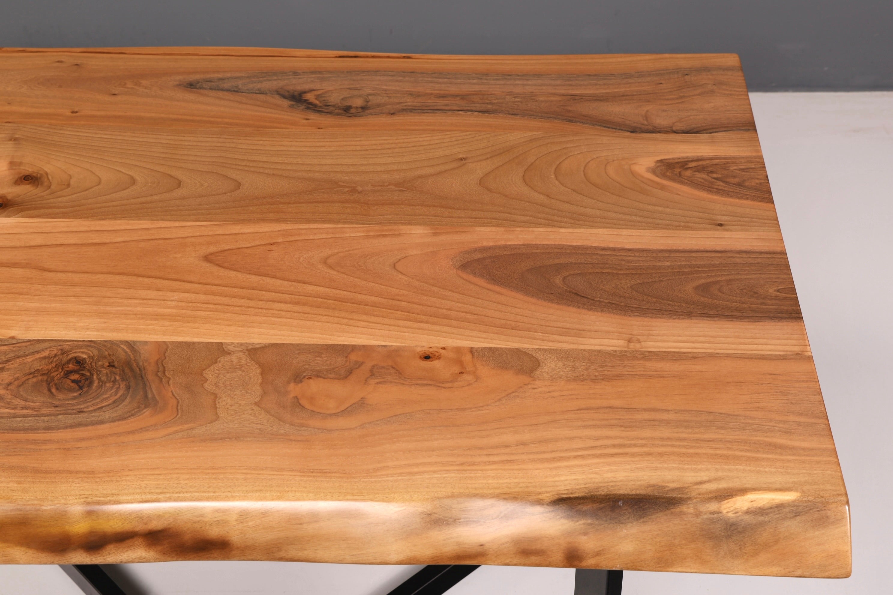 Traumhafter Nussbaum Tisch 140cm-100cm Esszimmer Tisch Baumkanten Platte Massiv Holz Küchentisch