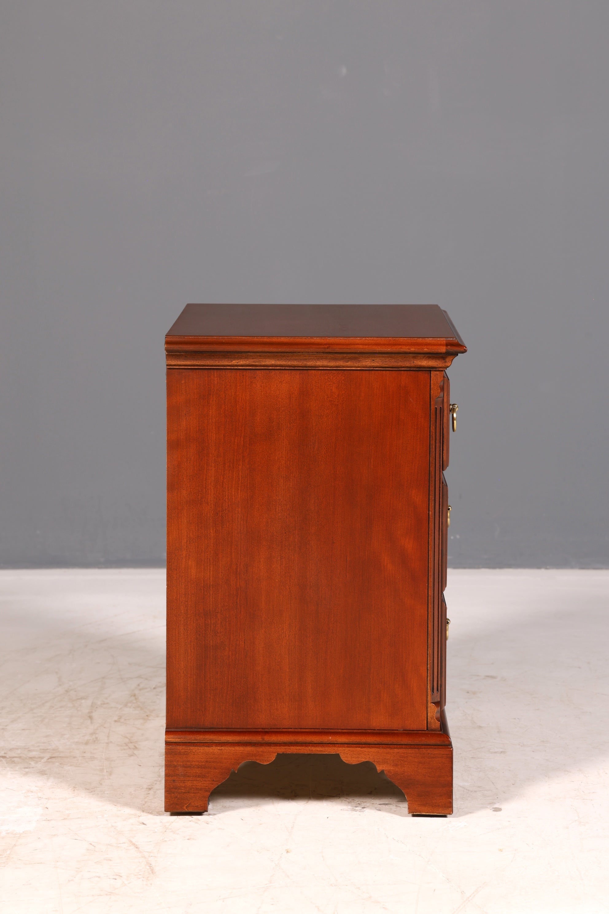 Elegant Drexel Heritage dresser in antique style, bedside table, USA chest of drawers 2 of 2