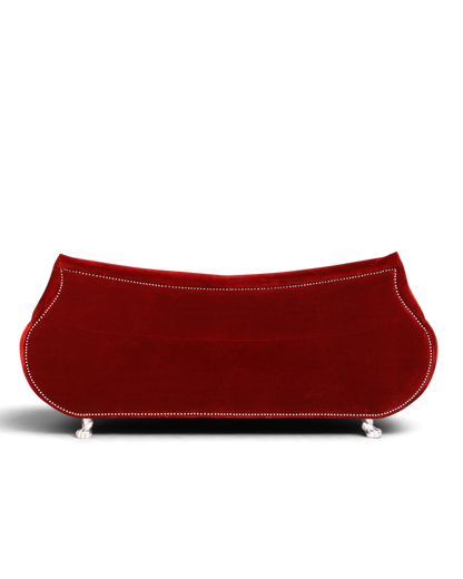 Hauptstadt Möblerei Bretz Gaudi 3-Sitzer Sofa in bordeauxrotem Samt mit geschwungener Silhouette und Ziernägeln
